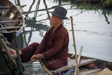 Old man in boat van Bram de Muijnck
