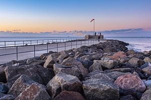 Mole an der Küste der Ostsee in Warnemünde