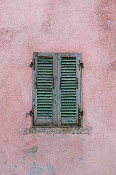 Les couleurs de l'île d'Elbe | Tirage photo fenêtre turquoise mur rose | Italie photographie de voyage sur HelloHappylife