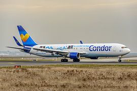 Take-off Condor Boeing 767-300 passagiersvliegtuig. van Jaap van den Berg