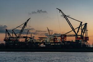 Sleipnir und Thialf auf der Landtong Rozenburg nach einem schönen Sonnenuntergang.