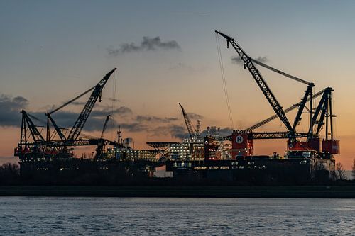 Sleipnir en Thialf na zonsondergang.