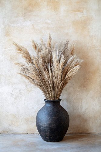 Donkere vaas met droog gras