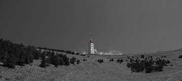 Panorama en noir et blanc du mât émetteur du Mont Ventoux sur Joris Bax