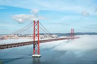 Brug in de mist