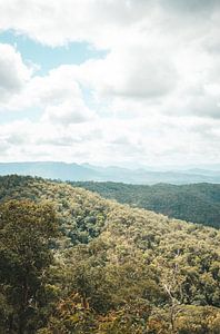 Schöne Aussicht über die Berge in Australien von Amber Francis
