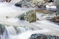 Stein im wilden Fluss