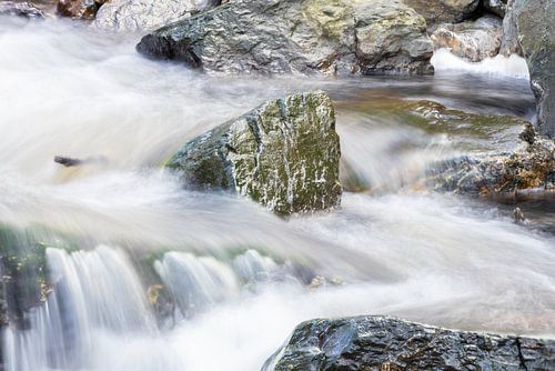 Steen in wilde rivier