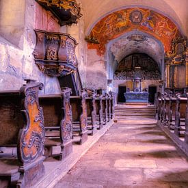 Das Innere einer verlassenen Kirche von On Your Wall