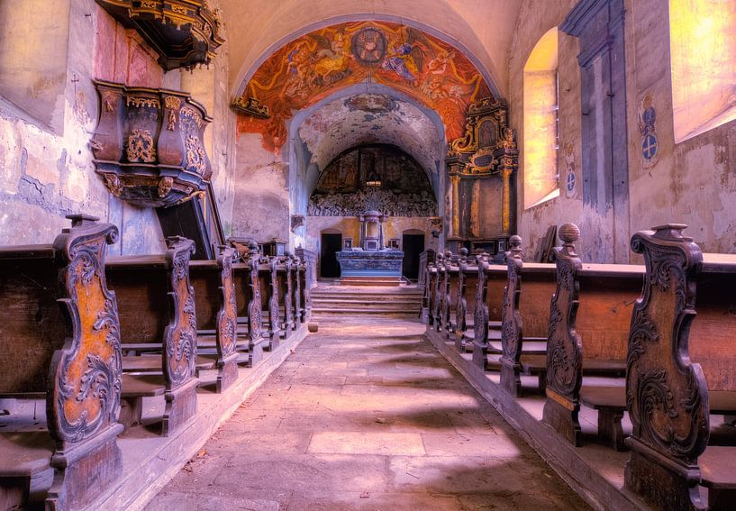 Das Innere einer verlassenen Kirche von On Your Wall