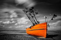 oranje boot in stormachtige lucht