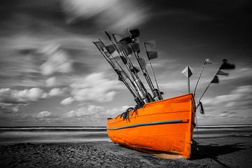 oranje boot in stormachtige lucht van Winne Köhn