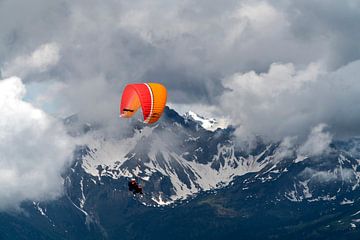 Paraglider in de Allgäuer Alpen bij Oberstdorf van Peter Schickert