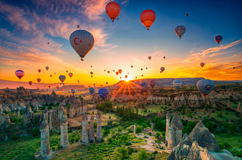 Heißluftballons bei Sonnenaufgang - Kappadokien, Türkei