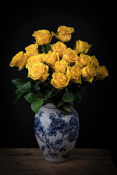 Stilleven met bloemen: gele rozen in Delfts blauwe vaas van Marjolein van Middelkoop