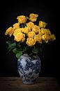 Blumenstillleben: gelbe Rosen in Delfter Vase von Marjolein van Middelkoop Miniaturansicht