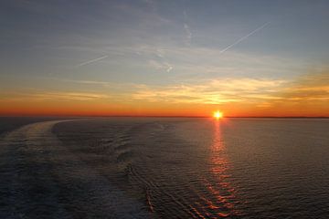 Zee, zon, zonsondergang, horizon, Duitsland, Denemarken, Zweden en Noorwegen van Angela van den Berg