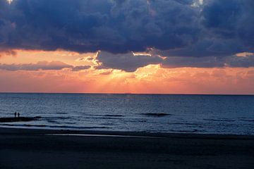 Zonsondergang bij Paal 17 op het eiland Texel van christine b-b müller