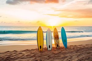 Surfboards in het strandzand bij ondergaande zon van Vlindertuin Art