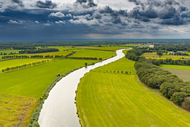 Die Landschaft entlang der Vecht an einem Sommertag mit dunklen Gewitterwolken von Sjoerd van der Wal Fotografie