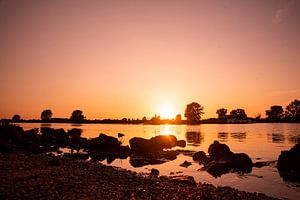 Zonsondergang aan de rivier de Maas bij Gewande van Chris Heijmans