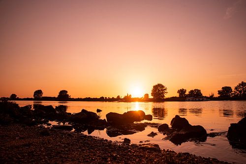 Zonsondergang aan de rivier de Maas bij Gewande