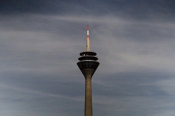 Fernsehturm Düsseldorf vor bewölktem Himmel