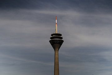 Fernsehturm Düsseldorf vor bewölktem Himmel von Christian Nastula