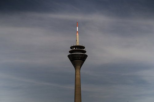 Fernsehturm Düsseldorf vor bewölktem Himmel