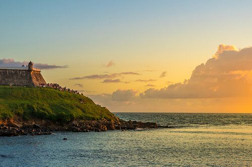 Die Menschen versammelten sich, um den Sonnenuntergang der Stadt Salvador Brasilien zu betrachten
