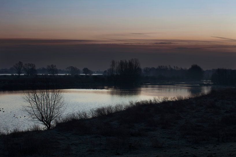 Zonsopkomst boven de uiterwaard en rivier van Ger Loeffen