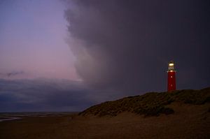 Der Leuchtturm von Texel in den Dünen an einem ruhigen Herbstnachmittag