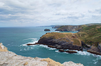 Blick von der Burg Tintagel (England) über das Meer und die Klippen