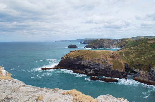 Uitzicht vanaf Tintagel castle (Engeland) over de zee en rotsen