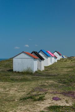 Vrolijk gekleurde stadshuisjes in Gouville-sur-Mer van Patrick Verhoef