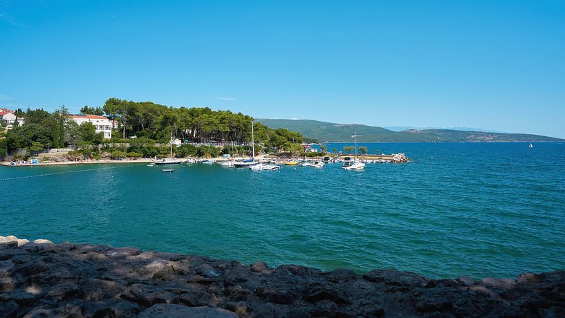 Vue de la plage de Punta Di Galetto depuis les murs de la ville de Krk par Heiko Kueverling