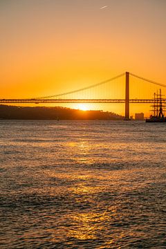 de haven van Lissabon bij zonsondergang van Leo Schindzielorz