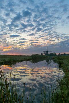 Sonnenaufgang an der Haviksmolen in Grootschermer (Porträt) von Bram Lubbers