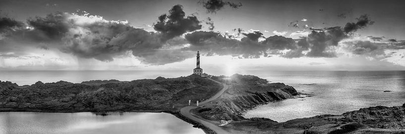 Île de Minorque avec lever de soleil sur la mer en noir et blanc. par Manfred Voss, Photographie Noir et Blanc