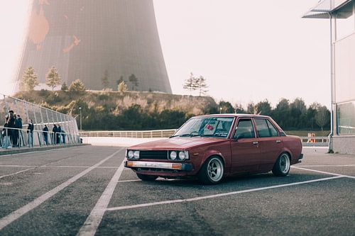Toyota Oldtimer rouge au coucher du soleil