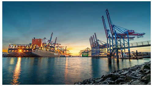 Avondsfeer bij containerterminal Waltershof - Hamburg