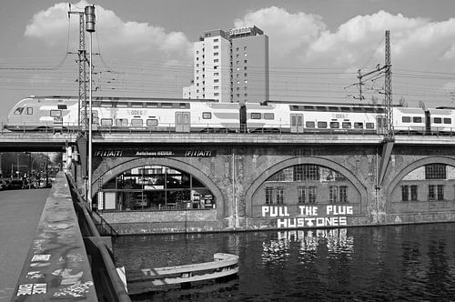 Passerende trein bij de Michaelbrücke in Friedrichshain - monochroom
