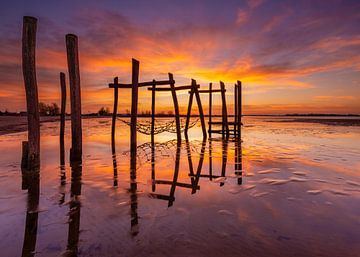Sonnenaufgang am Strand von Midwolda. von Arjan Battjes