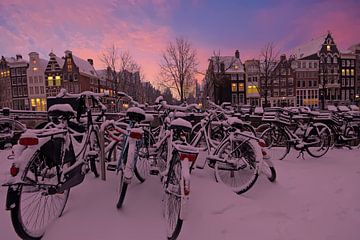 Verschneites Amsterdam im Winter bei Sonnenuntergang von Eye on You