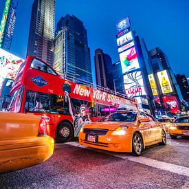 Colorful Times Square, New York van Tom Roeleveld