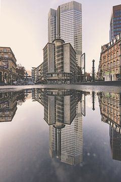 skyline van Frankfurt, weerspiegeling in een plas van Fotos by Jan Wehnert