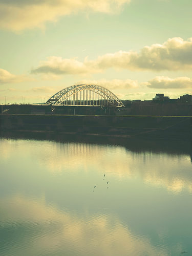 Die Waalbrücke in den Wolken