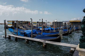 Gondels in Venetië, Italië van Remco de Zwijger