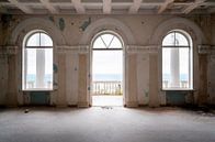 Verlassener Balkon beim Schwarzen Meer. von Roman Robroek – Fotos verlassener Gebäude Miniaturansicht