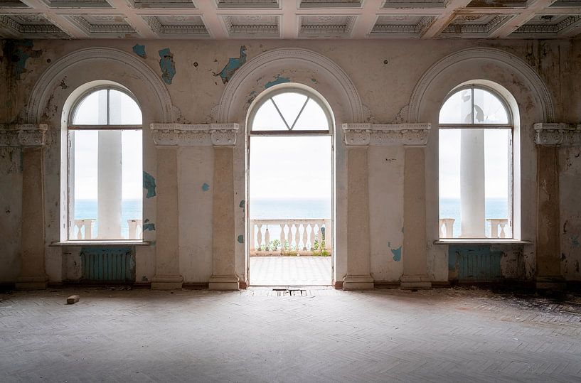 Verlassener Balkon beim Schwarzen Meer. von Roman Robroek – Fotos verlassener Gebäude